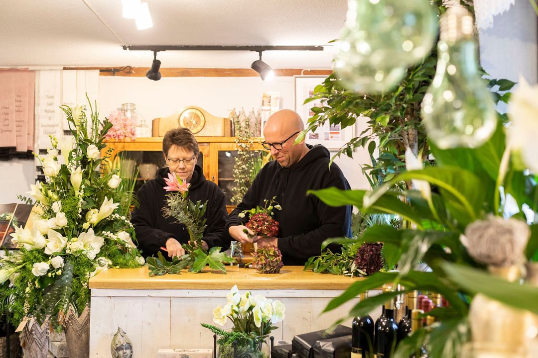 Florist Nicky Judel bindet mit einer Mitarbeiterin einen Blumenstrauß