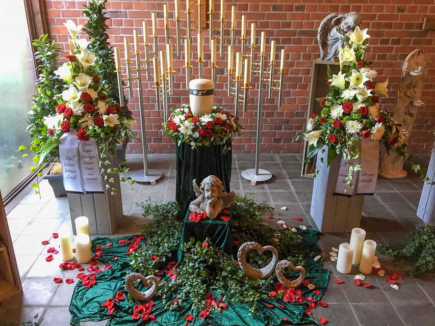 Urne mit Blumendekoration von Florist Nicky Judel aus Mulsum