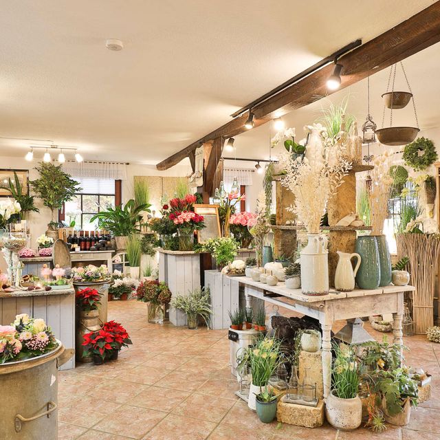 Dekoartikel und frische Blumen im Ladengeschäft von Florist Judel in Mulsum